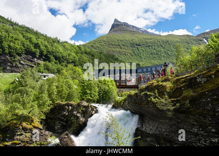 Geirangelva cascate del fiume con i turisti scattano fotografie sul passaggio pedonale lungo il fiume. Geiranger Sunnmøre regione contea di Møre og Romsdal Norvegia Scandinavia Foto Stock