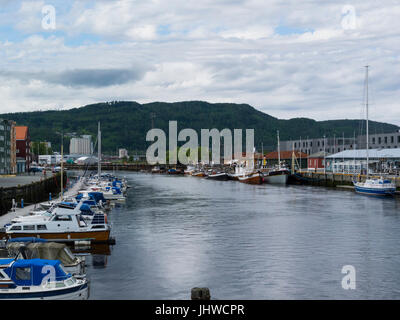 Vista lungo fiume Nidelva con isola artificiale di Brattøra sulla destra e la città principale sulla sinistra di Trondheim in Norvegia Foto Stock