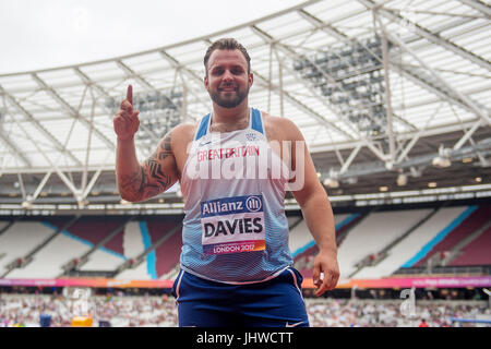 Gran Bretagna Aled Davies festeggia dopo la vittoria degli uomini Discus F42 final durante il giorno tre del 2017 World Para di Atletica a Londra Stadium. Foto Stock