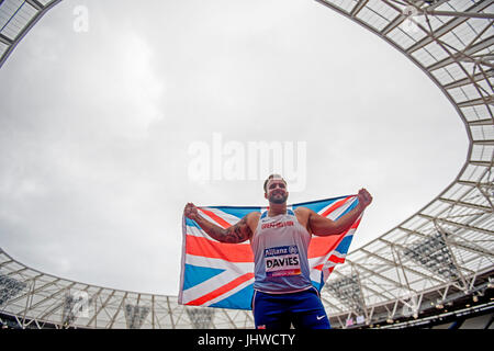 Gran Bretagna Aled Davies festeggia dopo la vittoria degli uomini Discus F42 final durante il giorno tre del 2017 World Para di Atletica a Londra Stadium. Foto Stock