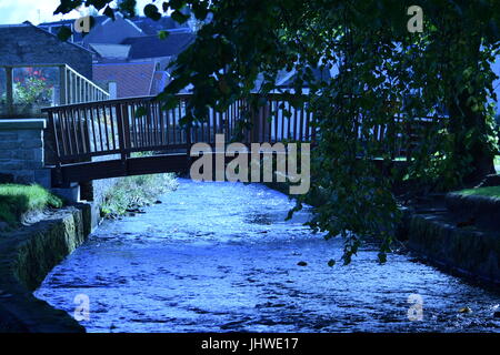 Il fiume che scorre attraverso Strathaven Foto Stock