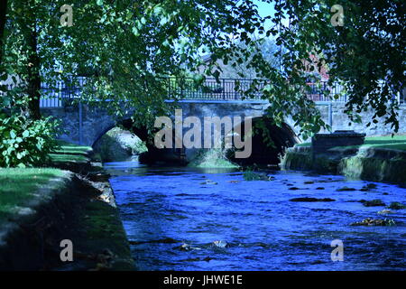 Il fiume che scorre attraverso Strathaven Foto Stock