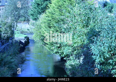 Il fiume che scorre attraverso Strathaven Foto Stock