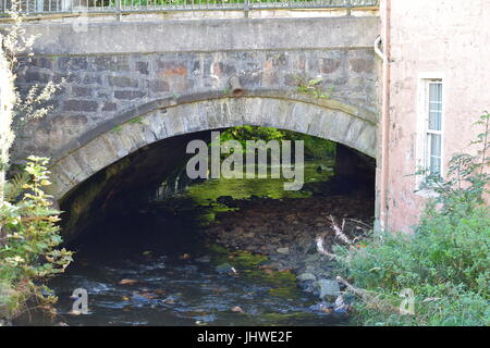 Il fiume che scorre attraverso Strathaven Foto Stock