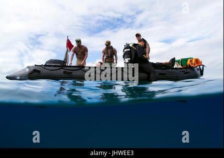 U.S. marinai condurre immersioni durante le operazioni di qualifica diver formazione presso la stazione navale di Guantanamo Bay Febbraio 12, 2017 nella Baia di Guantánamo, a Cuba. (Foto di MCS1 Blake mezzanotte tramite Planetpix) Foto Stock