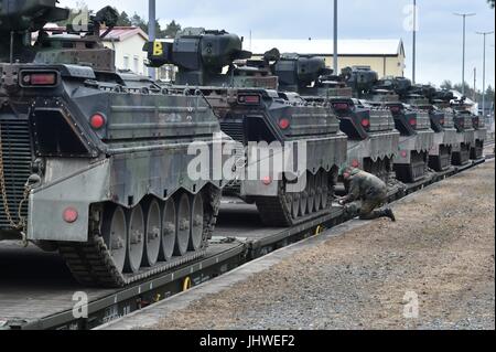 I soldati tedeschi cingolati carico Marder fanteria veicoli da combattimento su carrelli ferroviari presso la Torre di Grafenwoehr caserma stazione del fungo della rotaia 21 febbraio 2017 in Grafenwoehr, Germania. (Foto di Gertrud Zach via Planetpix) Foto Stock