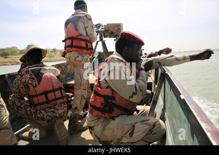 I soldati del Ciad simulare armi di contenimento che si preparano per una spiaggia infiltrazione durante la formazione marittima sul fiume Chari per esercitare Flintlock Marzo 3, 2017 in NÕDjamena, Ciad. (Foto di Terrance Payton via Planetpix) Foto Stock