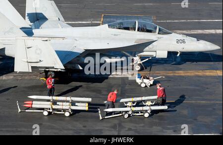 Negli Stati Uniti il trasporto dei marinai inesplosi sul ponte di volo a bordo della U.S. Nimitz Navy-class portaerei USS George H.W. Bush come si preparano per il caricamento di un F-18 jet da combattimento Giugno 28, 2017 nel mar Mediterraneo. (Foto di MCS3 Mario Coto via Planetpix) Foto Stock