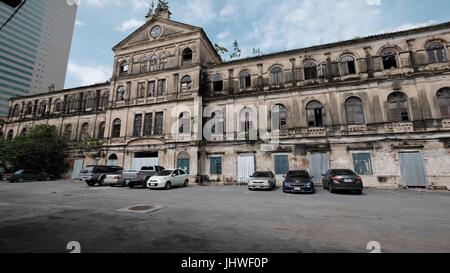 Abbandonato lo stile coloniale storico di casa doganale / Bang Rak vecchio Firehouse Architettura sul Fiume Chao Phraya Bangkok in Thailandia del sud-est asiatico Foto Stock