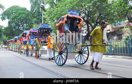 Kolkata, India. 16 Luglio, 2017. In rickshaw estrattore estrarre mano tirare rickshaw, mano rickshaw decorate per le imminenti Durga Puja promozione sulla luglio 16, 2017 in Kolkata. Kolkata e Bengalesi annuale di cinque giorni di festival indù al culto della dea Durga, che simboleggia la potenza e la vittoria del bene sul male nella mitologia induista, sarà osservare il 27 settembre di quest'anno. Credito: Saikat Paolo/Pacific Press/Alamy Live News Foto Stock