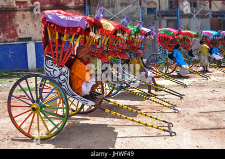 Kolkata, India. 16 Luglio, 2017. In rickshaw estrattore estrarre mano tirare rickshaw, mano rickshaw decorate per le imminenti Durga Puja promozione sulla luglio 16, 2017 in Kolkata. Kolkata e Bengalesi annuale di cinque giorni di festival indù al culto della dea Durga, che simboleggia la potenza e la vittoria del bene sul male nella mitologia induista, sarà osservare il 27 settembre di quest'anno. Credito: Saikat Paolo/Pacific Press/Alamy Live News Foto Stock