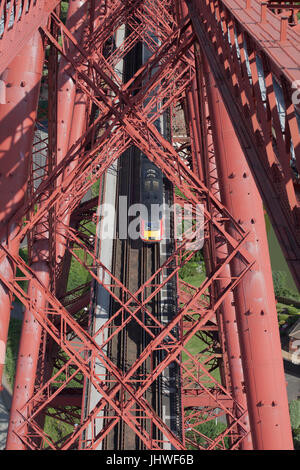 North Queensferry, il Forth Bridge (Fife) vista dalla cima del nord come a sbalzo un Virgin Trains east coast intercity 125 si avvicina Foto Stock