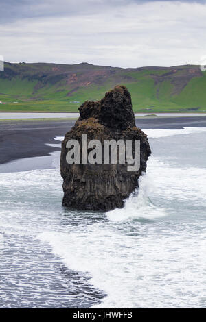 Basalto grande pila di mare sulla spiaggia di sabbia nera a Reynisfjara in Islanda Foto Stock