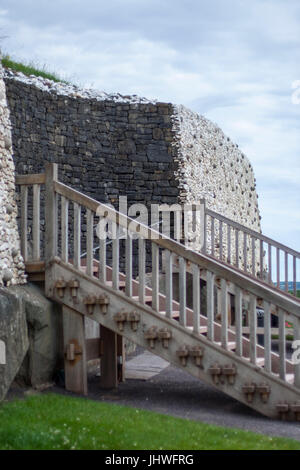 Newgrange neolitico Età della pietra tomba di passaggio in Bru na Boinne nella Boyne Valley, nella contea di Meath, Irlanda Foto Stock