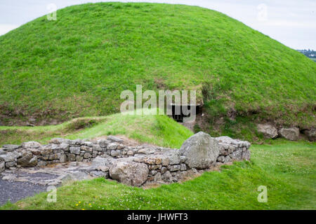 Tumuli a Knowth, Meath Irlanda Foto Stock