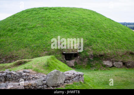 Tumuli a Knowth, Meath Irlanda Foto Stock