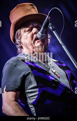 Locarno, Svizzera. Il 15 luglio 2017. Il cantante italiano e song-writer zucchero Zucchero Fornaciari raffigurata sul palco come egli esegue al Moon & Stars Festival 2017 a Locarno in Svizzera. Credito: Roberto Finizio/Pacific Press/Alamy Live News Foto Stock