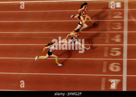 Sfocata finitura del movimento di gara atleta corridori durante il campionato degli Urali di atletica leggera Foto Stock