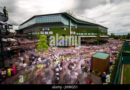 La folla si raccolgono al di fuori centro corte come essi attendere per Roger Federer a sfilare il trofeo su una corte centrale balcone dopo aver battuto Marin CILIC in colleghi Singoli Final il giorno tredici dei campionati di Wimbledon al All England Lawn Tennis e Croquet Club, Wimbledon. Foto Stock