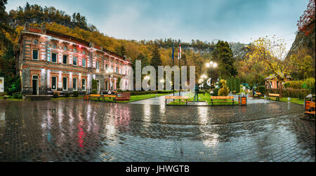 Borjomi, Samtskhe-Javakheti, Georgia - 25 Ottobre 2016: Panorama del famoso punto di riferimento locale è il parco della città in autunno in ottobre sera. Foto Stock