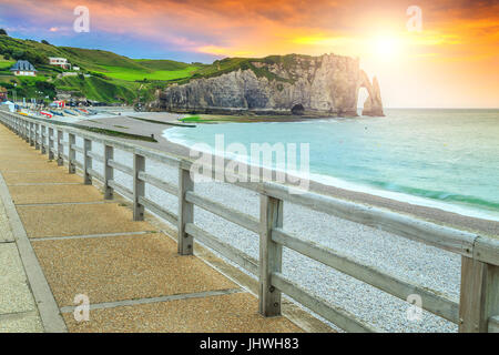 Incredibile costa e ciottoli bianchi con pietre Magico tramonto, Etretat, in Normandia, Francia, Europa Foto Stock