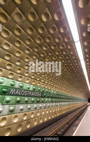 All'interno il futuristico Malostranska stazione della metropolitana in Praga, Repubblica Ceca. Foto Stock