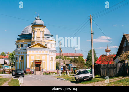 Chachersk, Regione di Gomel, Bielorussia - 14 Maggio 2017: Chiesa della Trasfigurazione. Chiesa Ortodossa a Sunny Summer Day In Chechersk Foto Stock