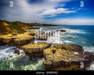 Algarve Portogallo: antenna UAV foto della costa Foto Stock