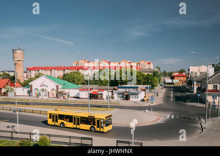 Brest, Bielorussia - Giugno 6, 2017: Giallo Bus pubblico è presso la fermata degli autobus nelle vicinanze del Brest centrale, Brest-Tsentralny Stazione ferroviaria nella soleggiata giornata estiva. Foto Stock