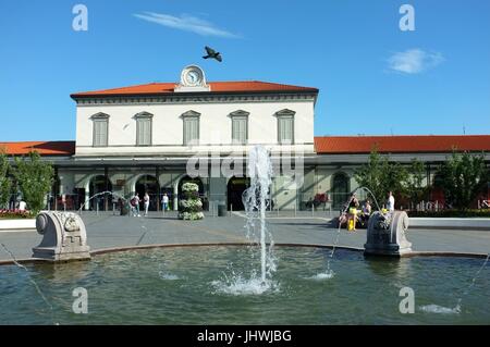 La stazione ferroviaria di Bergamo, Piazza Guglielmo Marconi, Bergamo, Lombardia, Italia settentrionale, Luglio 2017 Foto Stock