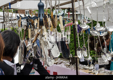 Vecchio cucchiai e scoop appendere da uno stallo nel mercato di Portobello a Notting Hill, Londra. Foto Stock