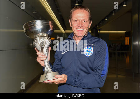 Inghilterra sotto 19 Head Coach Keith Downing all'aeroporto di Heathrow di Londra. Foto Stock