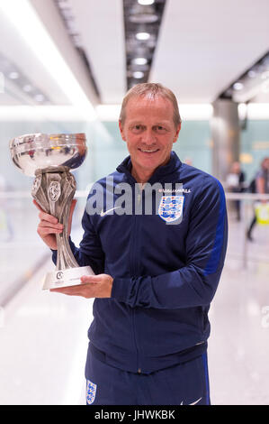Inghilterra sotto 19 Head Coach Keith Downing all'aeroporto di Heathrow di Londra. Foto Stock