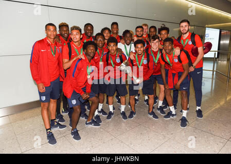 L'Inghilterra Under 19 durante una chiamata foto all'aeroporto di Heathrow di Londra. Foto Stock