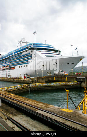 Il Coral Princess nave di crociera in Gatun serrature del Canale di Panama Foto Stock