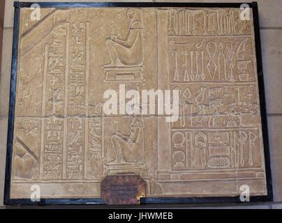 Una scultura in pietra dal 300 a.c., Egitto, raffiguranti strumenti chirurgici, sul display in Scienze Chirurgiche Museum di Chicago, IL, Stati Uniti d'America. Foto Stock