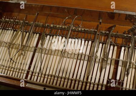 Un display di antichi strumenti chirurgici in mostra presso il Museo Internazionale di Scienze Chirurgiche a Chicago, Illinois, Stati Uniti d'America. Foto Stock