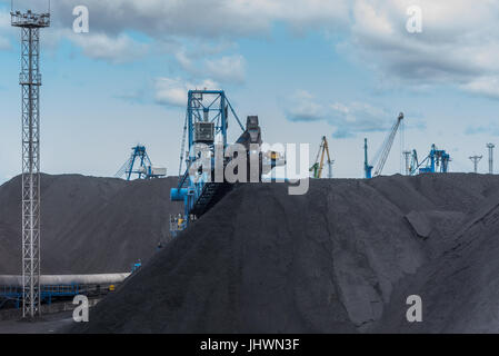 Lavori nel porto di carbone terminale di manipolazione Foto Stock