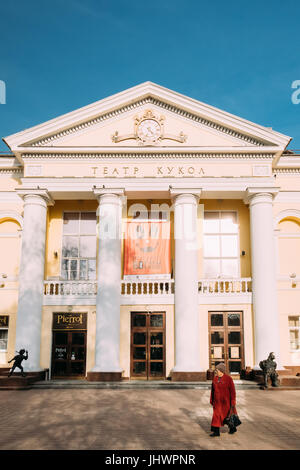 Gomel, Bielorussia - Marzo 17, 2017: vecchia donna Camminare vicino a costruire dei burattini di Gomel Theater sulla via Pushkin nella soleggiata giornata di primavera. Foto Stock