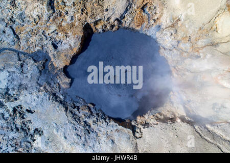 Immagine aerea di una calda geotermica molla in Islanda con gorgogliamento di acqua Foto Stock