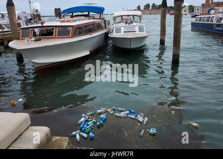 Le bottiglie di plastica galleggianti in acqua. Venic. Italia Foto Stock