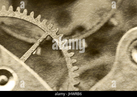 Creative astratta rappresentazione stilizzata del vecchio grunge texture di ingranaggi in acciaio. Macro. Seppia Foto Stock