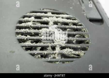 Polveroso delle pale della ventola del processore per computer lo scambiatore di calore. Close-up Foto Stock