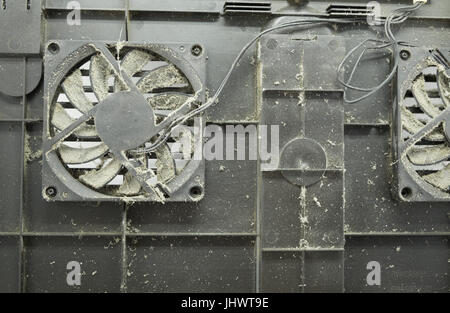 Polveroso delle pale della ventola del processore per computer lo scambiatore di calore. Close-up Foto Stock
