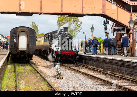 Ex-BR loco 78018 arriva alla stazione di Williton con un treno di Vescovi Lydeard sulla West Somerset Railway, REGNO UNITO Foto Stock