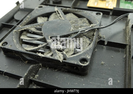 Polveroso delle pale della ventola del processore per computer lo scambiatore di calore. Close-up Foto Stock