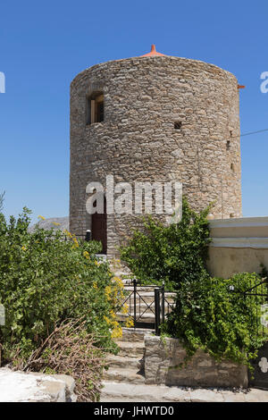 Symi Island, Egeo Meridionale, Grecia - una collina windmill convertito in una casa vicino a un antico edificio conosciuto come Pontikokastro, sopra Horio Foto Stock