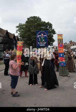 A Canterbury Kent, Regno Unito - 8 Luglio 2017: la gente sfilando al annualmente tradizionale e storico parata medievale presso la città di Canterbury nel Kent Foto Stock