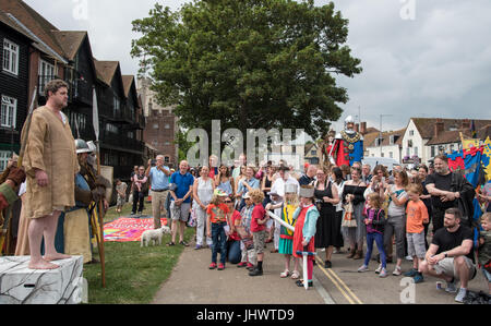 A Canterbury Kent, Regno Unito - 8 Luglio 2017: Cittadini e persone turistiche ascoltando il discorso, prima di sfilare al annuale mediev storico Foto Stock