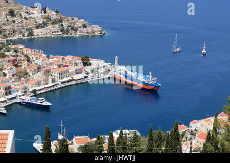 Symi Island, Egeo Meridionale, Grecia - una nave da crociera nel porto presso la cittadina principale / Porto, Gialos (o Yialos, come è anche noto) Foto Stock